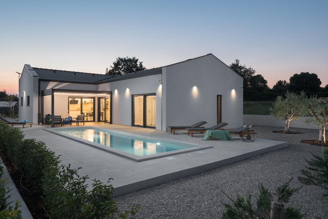 Neubau Bungalow mit beheiztem Pool, Wellnessraum/Fittnessraum, bioklimatische Pergola und Fussbodenheizung, Küche im Preis inbgrf,