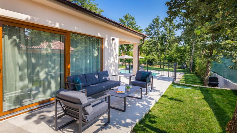 Eleganter Neubau Bungalow mit Pool - Ruhe&comma; Privatsph&auml;re und ganzj&auml;hriger Wohnkomfort