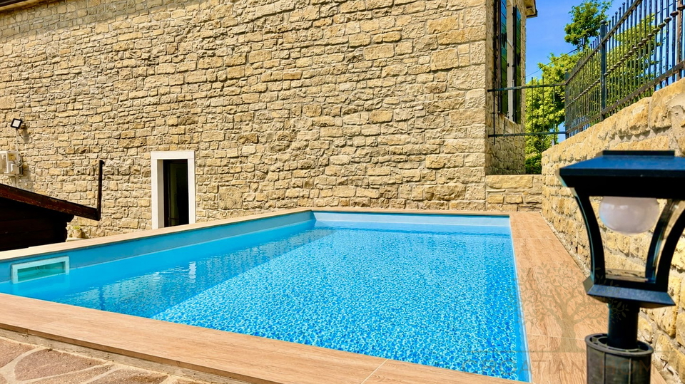 ISTRISCHES STEINHAUS MIT POOL UND GARTEN