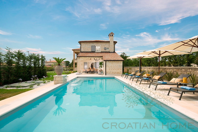 STEINHAUS-VILLA MIT POOL UND 4 SCHLAFZIMMERN -RUHIGE LAGE!