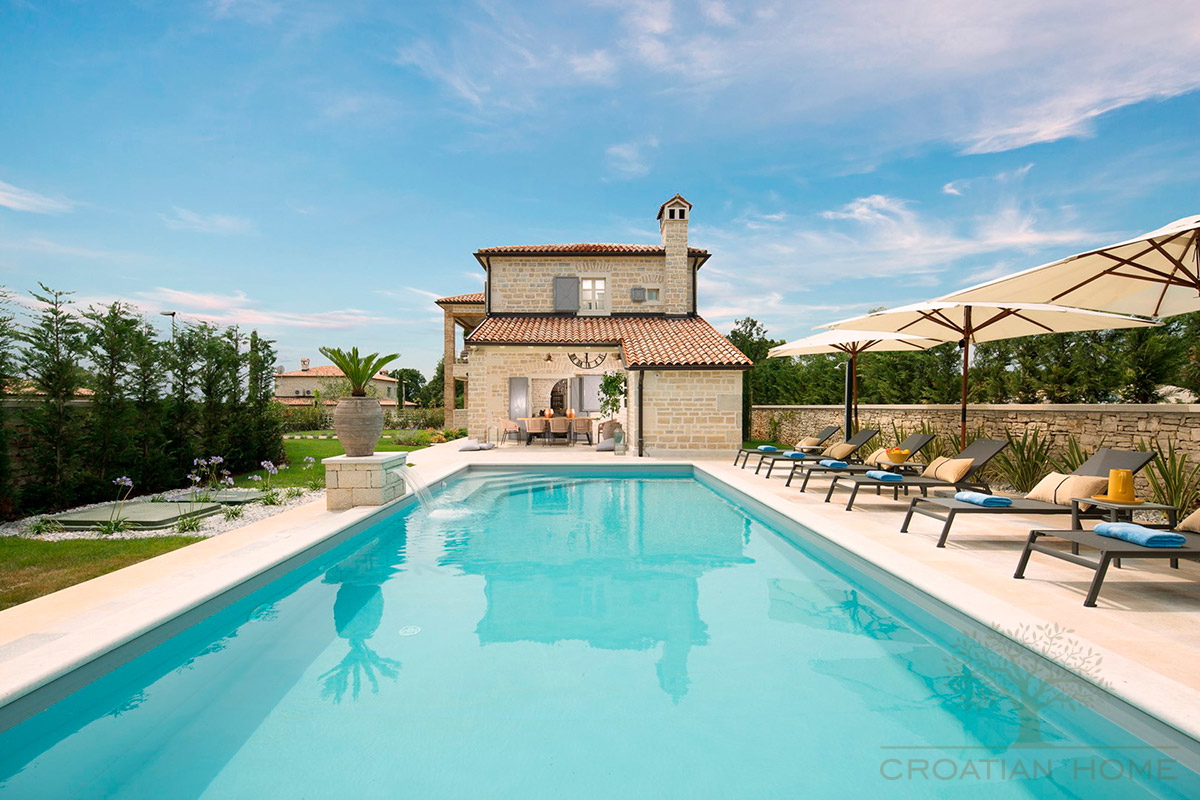 STEINHAUS-VILLA MIT POOL UND 4 SCHLAFZIMMERN -RUHIGE LAGE!