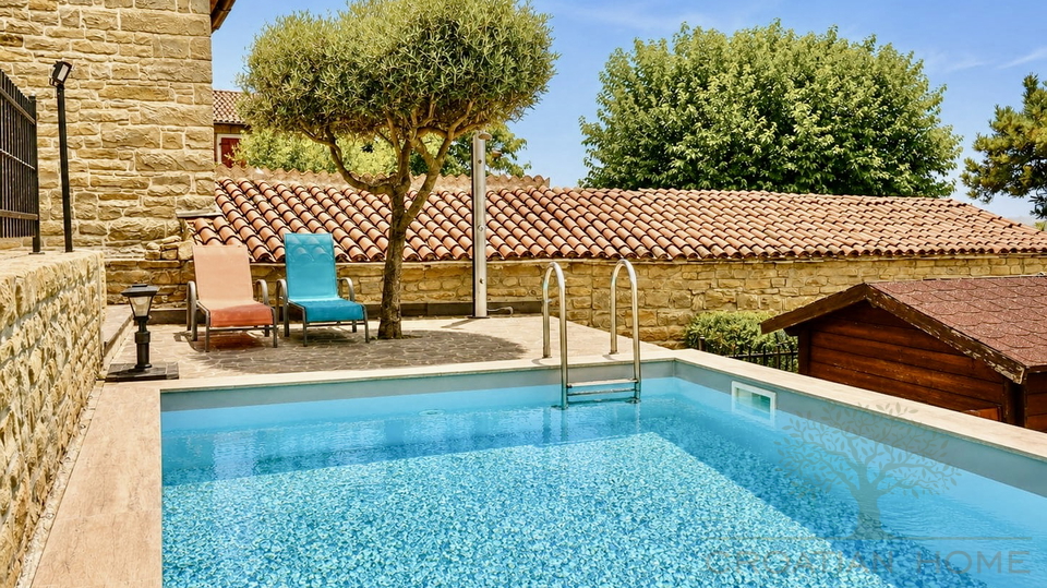 ISTRISCHES STEINHAUS MIT POOL UND GARTEN