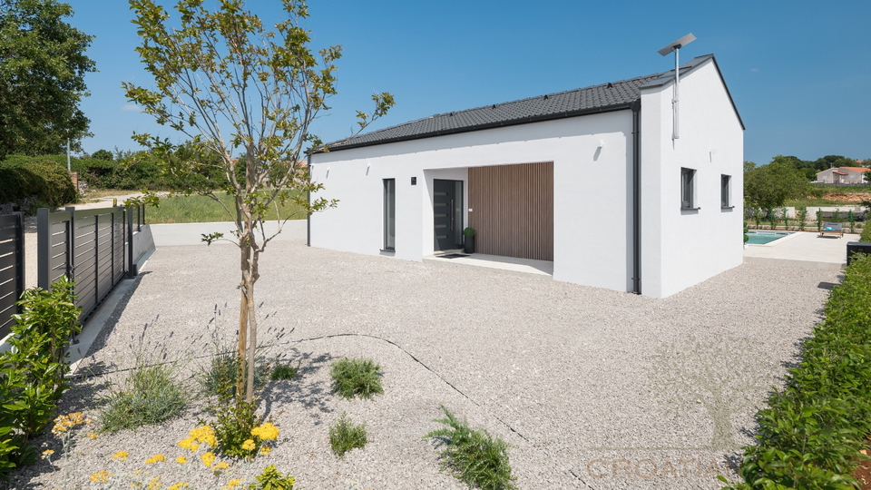 Neubau Bungalow mit beheiztem Pool&comma; Wellnessraum&sol;Fittnessraum&comma; bioklimatische Pergola und Fussbodenheizung&comma; K&uuml;che im Preis inbgrf&comma;