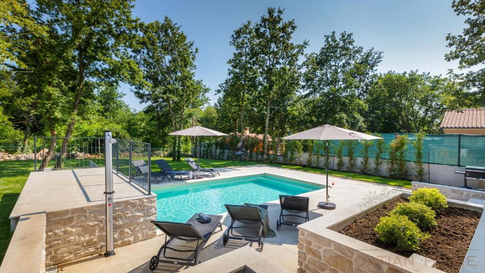 Eleganter Neubau Bungalow mit Pool - Ruhe&comma; Privatsph&auml;re und ganzj&auml;hriger Wohnkomfort