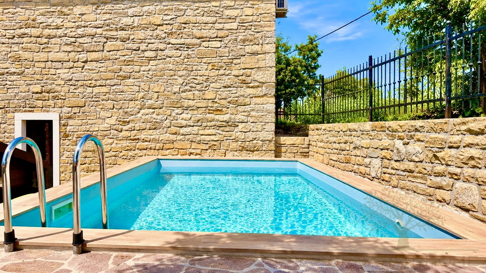 ISTRISCHES STEINHAUS MIT POOL UND GARTEN