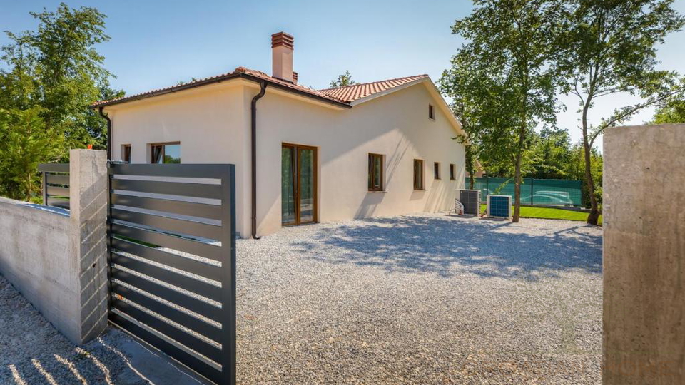 Eleganter Neubau Bungalow mit Pool - Ruhe&comma; Privatsph&auml;re und ganzj&auml;hriger Wohnkomfort