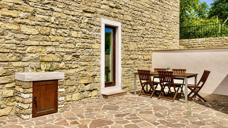 ISTRISCHES STEINHAUS MIT POOL UND GARTEN