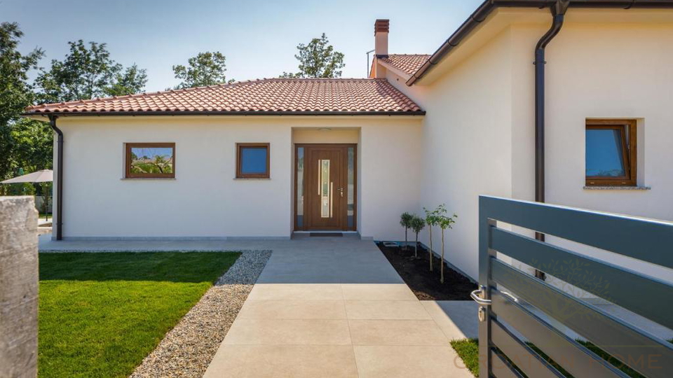 Eleganter Neubau Bungalow mit Pool - Ruhe&comma; Privatsph&auml;re und ganzj&auml;hriger Wohnkomfort