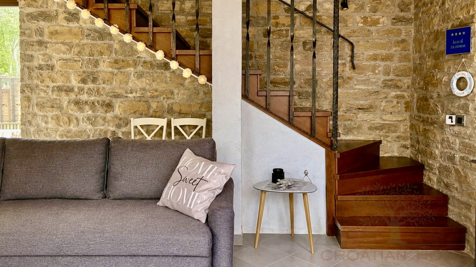 ISTRISCHES STEINHAUS MIT POOL UND GARTEN