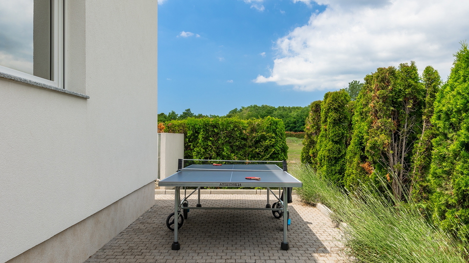 Moderne Villa mit In und Outdoorpool&comma; W&auml;rmepumpe&comma; Solaranlage - Tolle Lage in der historischen Stadt Zminj