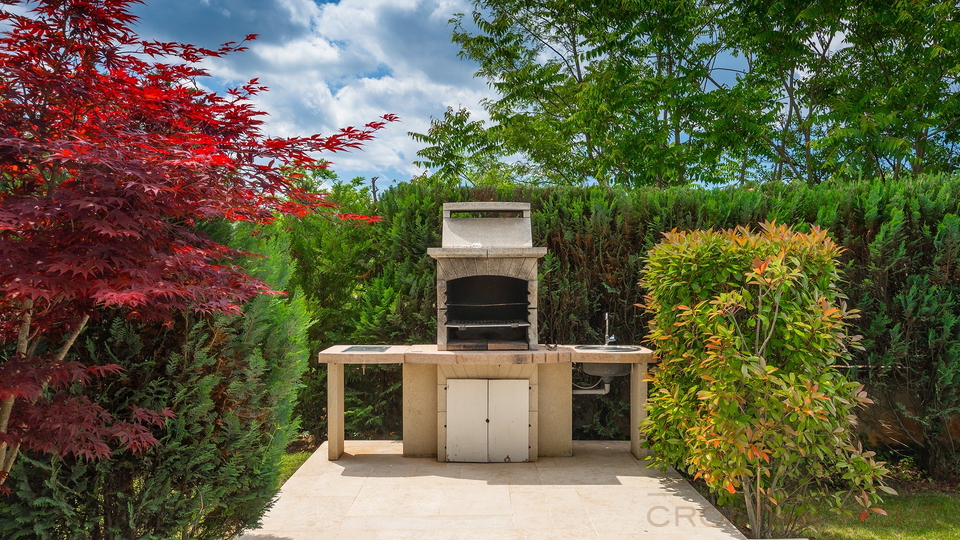 Moderne Villa mit In und Outdoorpool&comma; W&auml;rmepumpe&comma; Solaranlage - Tolle Lage in der historischen Stadt Zminj