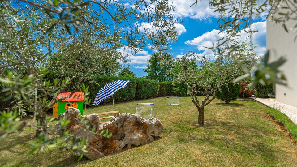 Moderne Villa mit In und Outdoorpool&comma; W&auml;rmepumpe&comma; Solaranlage - Tolle Lage in der historischen Stadt Zminj