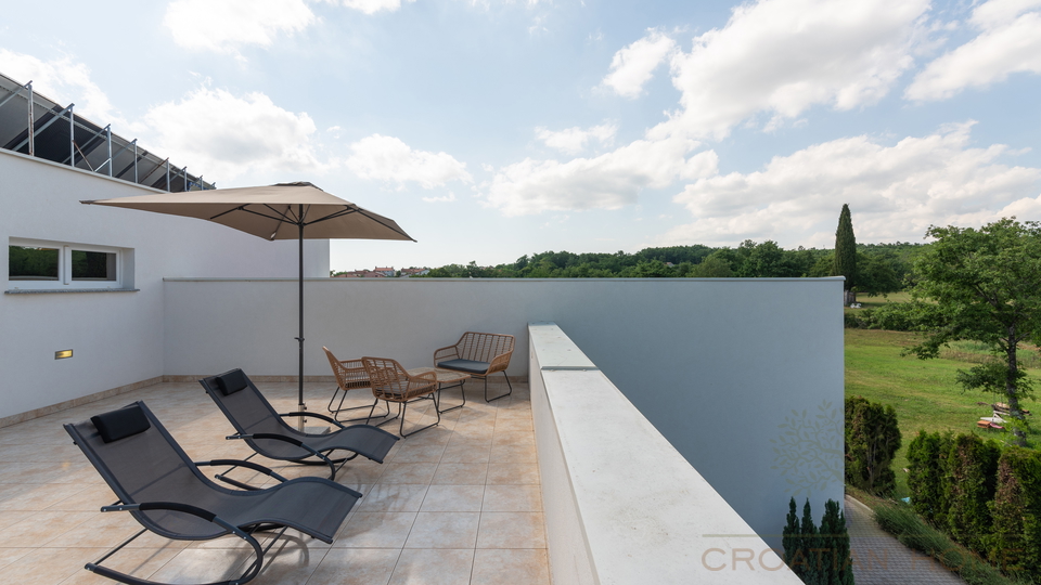Moderne Villa mit In und Outdoorpool&comma; W&auml;rmepumpe&comma; Solaranlage - Tolle Lage in der historischen Stadt Zminj