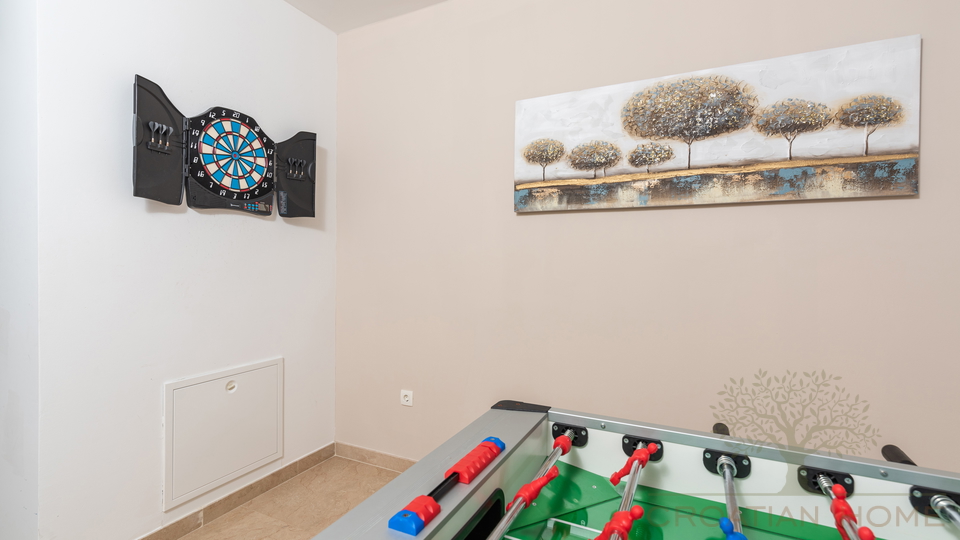 Moderne Villa mit In und Outdoorpool&comma; W&auml;rmepumpe&comma; Solaranlage - Tolle Lage in der historischen Stadt Zminj
