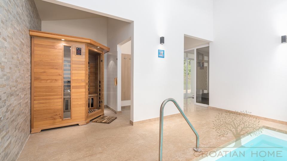 Moderne Villa mit In und Outdoorpool&comma; W&auml;rmepumpe&comma; Solaranlage - Tolle Lage in der historischen Stadt Zminj