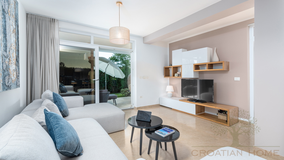 Moderne Villa mit In und Outdoorpool&comma; W&auml;rmepumpe&comma; Solaranlage - Tolle Lage in der historischen Stadt Zminj