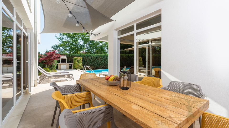 Moderne Villa mit In und Outdoorpool&comma; W&auml;rmepumpe&comma; Solaranlage - Tolle Lage in der historischen Stadt Zminj