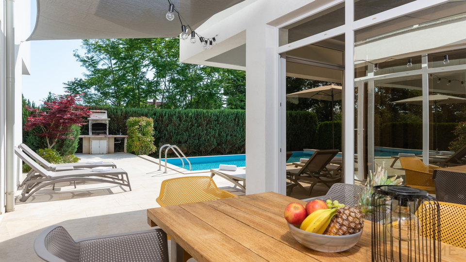 Moderne Villa mit In und Outdoorpool&comma; W&auml;rmepumpe&comma; Solaranlage - Tolle Lage in der historischen Stadt Zminj