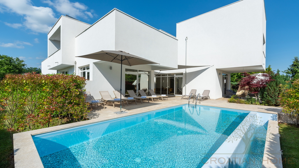 Moderne Villa mit In und Outdoorpool&comma; W&auml;rmepumpe&comma; Solaranlage - Tolle Lage in der historischen Stadt Zminj