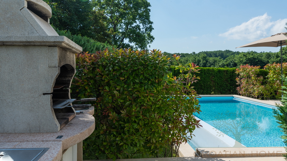 Moderne Villa mit In und Outdoorpool&comma; W&auml;rmepumpe&comma; Solaranlage - Tolle Lage in der historischen Stadt Zminj