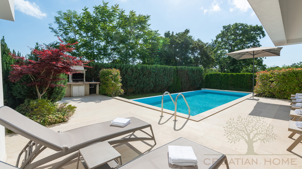 Moderne Villa mit In und Outdoorpool&comma; W&auml;rmepumpe&comma; Solaranlage - Tolle Lage in der historischen Stadt Zminj