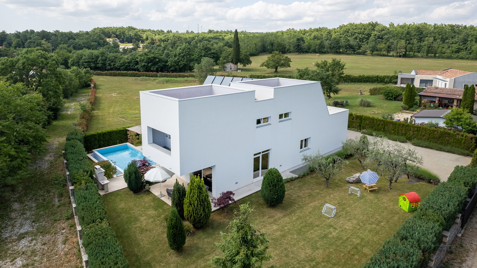 Moderne Villa mit In und Outdoorpool&comma; W&auml;rmepumpe&comma; Solaranlage - Tolle Lage in der historischen Stadt Zminj