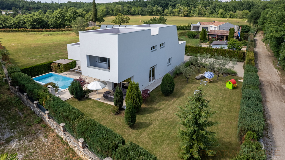 Moderne Villa mit In und Outdoorpool&comma; W&auml;rmepumpe&comma; Solaranlage - Tolle Lage in der historischen Stadt Zminj