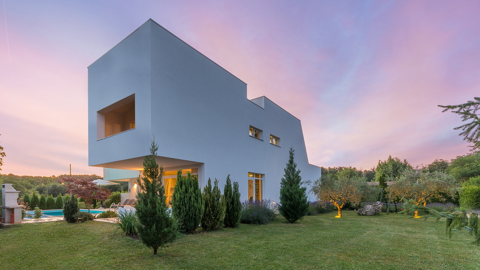 Moderne Villa mit In und Outdoorpool&comma; W&auml;rmepumpe&comma; Solaranlage - Tolle Lage in der historischen Stadt Zminj