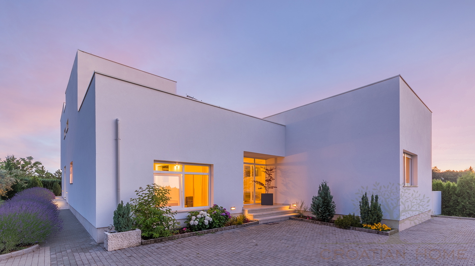 Moderne Villa mit In und Outdoorpool&comma; W&auml;rmepumpe&comma; Solaranlage - Tolle Lage in der historischen Stadt Zminj
