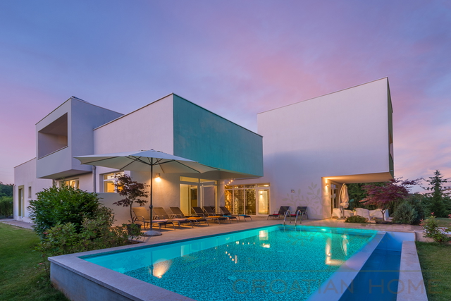 Moderne Villa mit In und Outdoorpool, Wärmepumpe, Solaranlage - Tolle Lage in der historischen Stadt Zminj