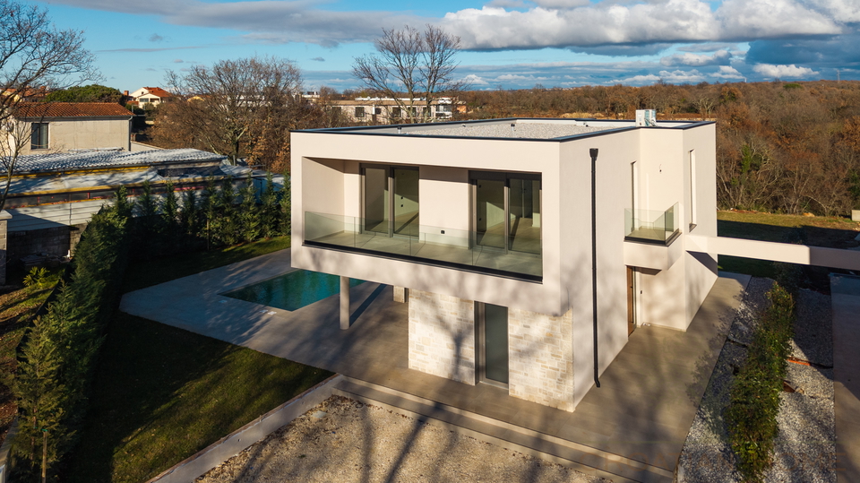 Top moderne Villa mit beheiztem Salzwasserpool in bester Lage der Stadt Porec nur 1&period;5 km vom Strand - Randlage am Wald