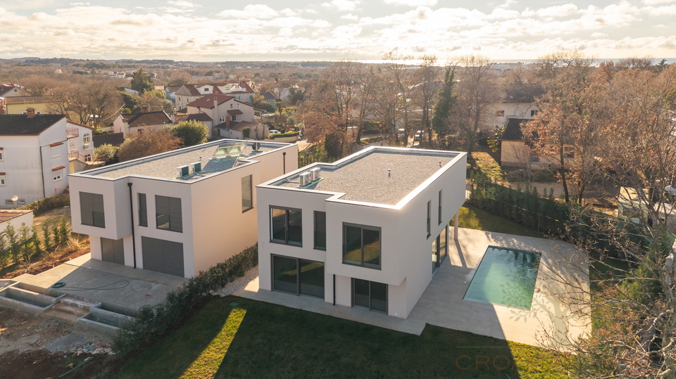 Top moderne Villa mit beheiztem Salzwasserpool in bester Lage der Stadt Porec nur 1&period;5 km vom Strand - Randlage am Wald