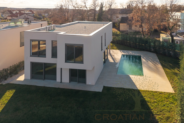 Top moderne Villa mit beheiztem Salzwasserpool in bester Lage der Stadt Porec nur 1.5 km vom Strand - Randlage am Wald