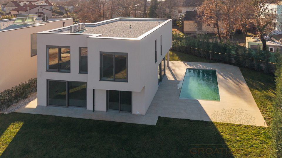 Top moderne Villa mit beheiztem Salzwasserpool in bester Lage der Stadt Porec nur 1&period;5 km vom Strand - Randlage am Wald