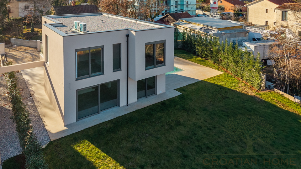 Top moderne Villa mit beheiztem Salzwasserpool in bester Lage der Stadt Porec nur 1&period;5 km vom Strand - Randlage am Wald