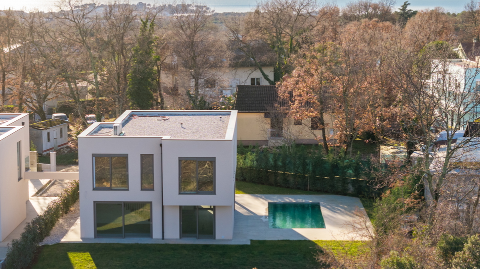 Top moderne Villa mit beheiztem Salzwasserpool in bester Lage der Stadt Porec nur 1&period;5 km vom Strand - Randlage am Wald