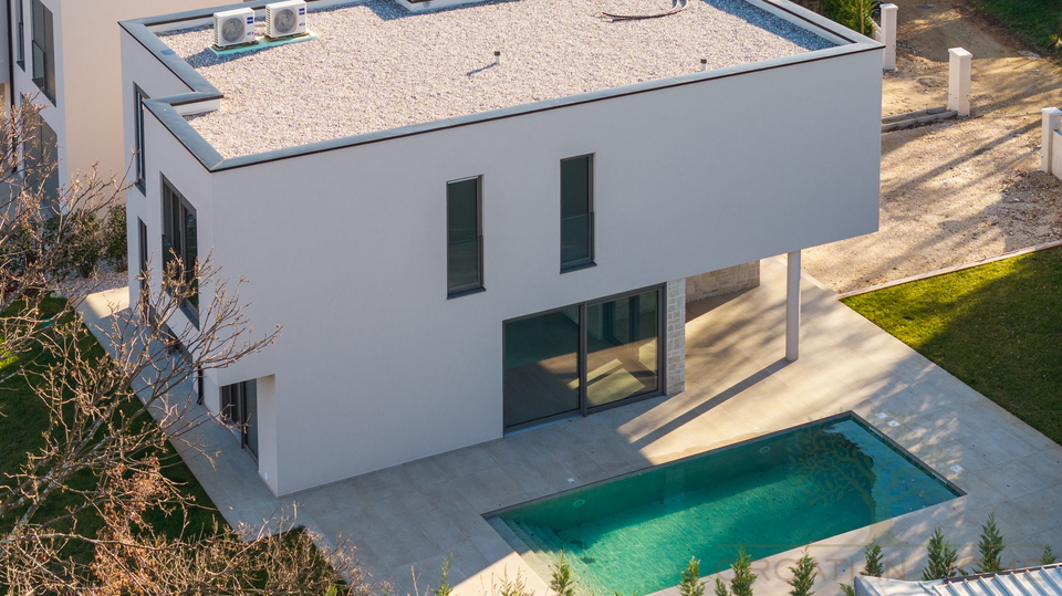 Top moderne Villa mit beheiztem Salzwasserpool in bester Lage der Stadt Porec nur 1&period;5 km vom Strand - Randlage am Wald