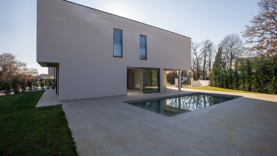 Top moderne Villa mit beheiztem Salzwasserpool in bester Lage der Stadt Porec nur 1&period;5 km vom Strand - Randlage am Wald