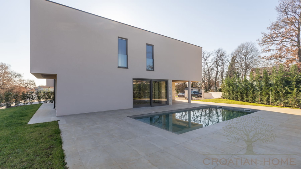Top moderne Villa mit beheiztem Salzwasserpool in bester Lage der Stadt Porec nur 1&period;5 km vom Strand - Randlage am Wald