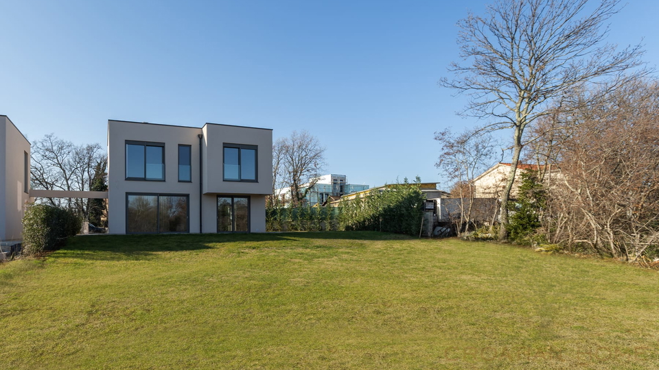 Top moderne Villa mit beheiztem Salzwasserpool in bester Lage der Stadt Porec nur 1&period;5 km vom Strand - Randlage am Wald