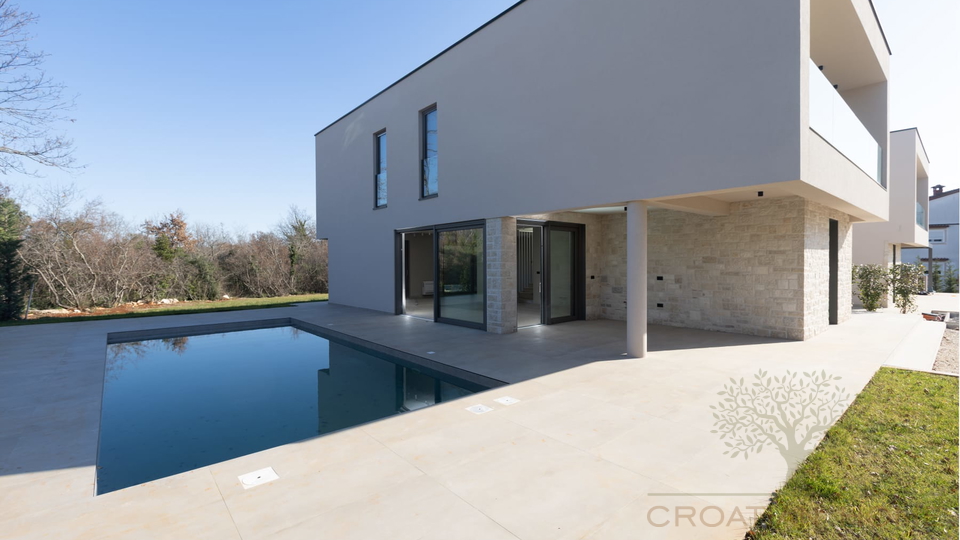 Top moderne Villa mit beheiztem Salzwasserpool in bester Lage der Stadt Porec nur 1&period;5 km vom Strand - Randlage am Wald