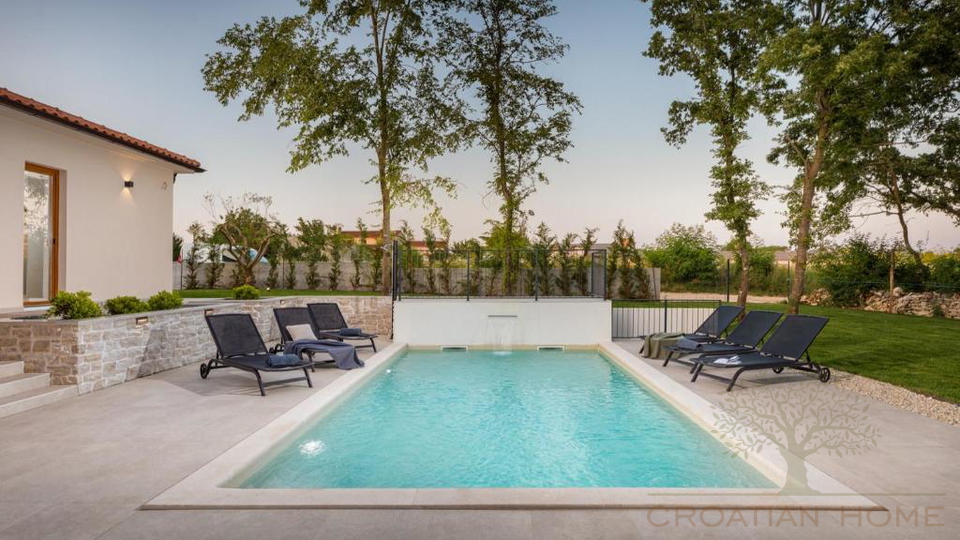 Eleganter Neubau Bungalow mit Pool - Ruhe&comma; Privatsph&auml;re und ganzj&auml;hriger Wohnkomfort