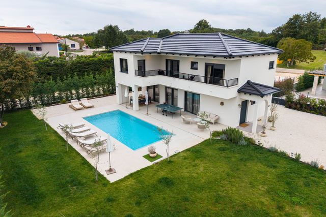 MODERNE NEUE VILLA MIT SALZWASSER POOL UND KOMPLETT AUSGESTATTET UND MÖBLIERT ZUM VERKAUF
