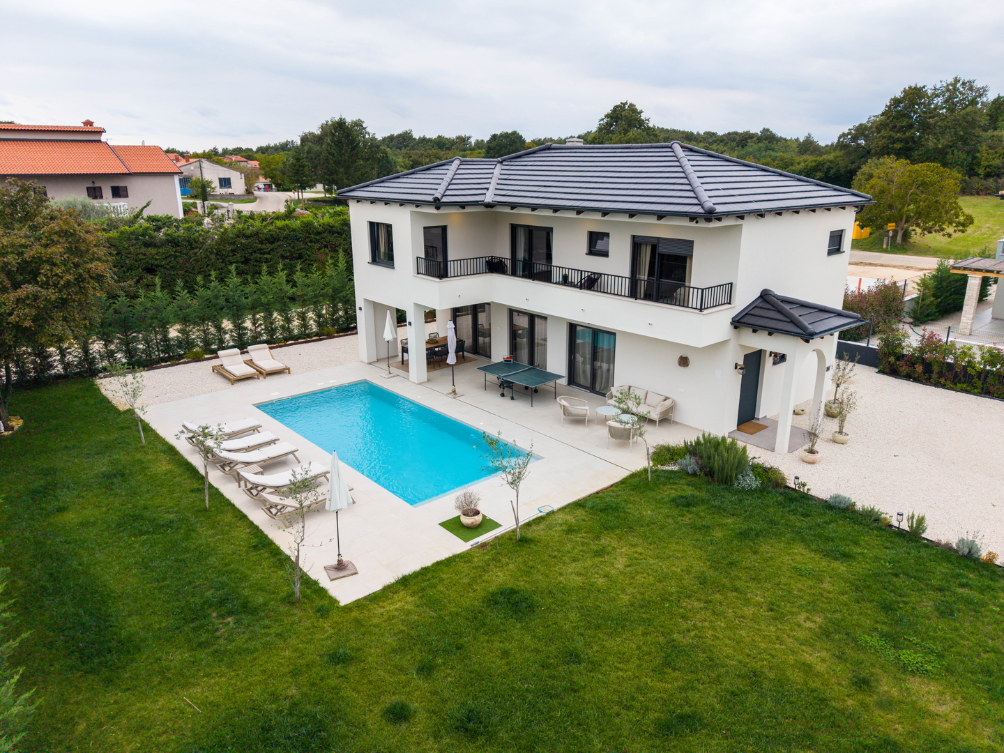 MODERNE NEUE VILLA MIT SALZWASSER POOL UND KOMPLETT AUSGESTATTET UND MÖBLIERT ZUM VERKAUF