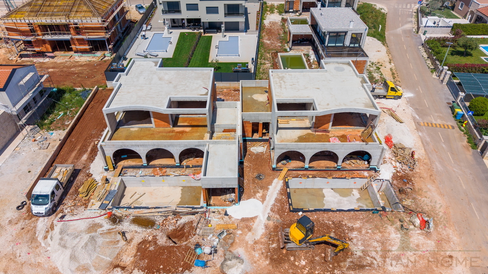 VILLA MIT POOL UND GARAGE UND MEERBLICK - ALLE ANNEHMICHKEITEN FUSSWEIT