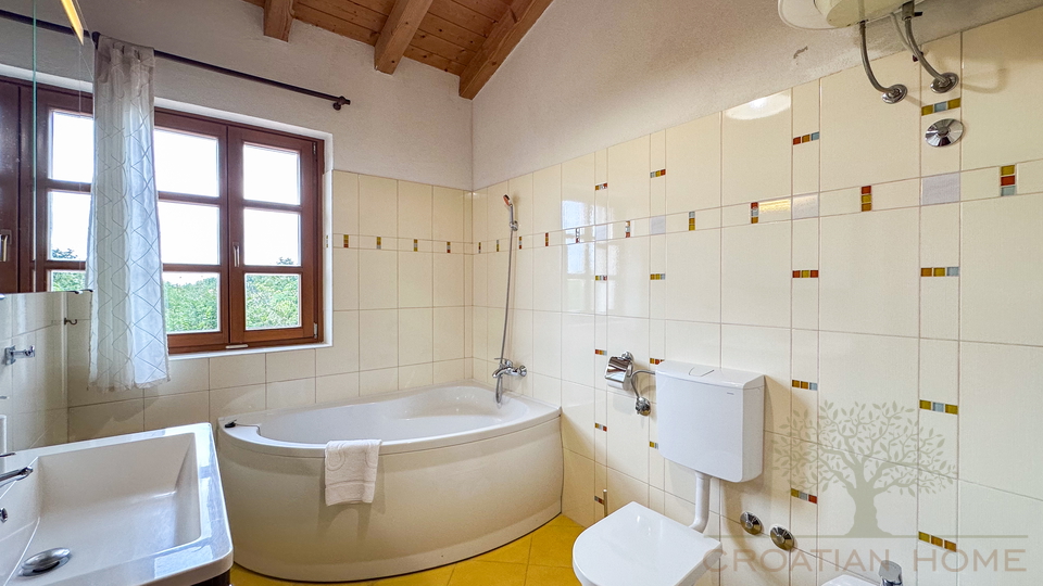 WUNDERSCH&Ouml;NES ISTRISCHES HAUS MIT POOL MIT SEHR VIEL PRIVATSH&Auml;RE UND RUHE
