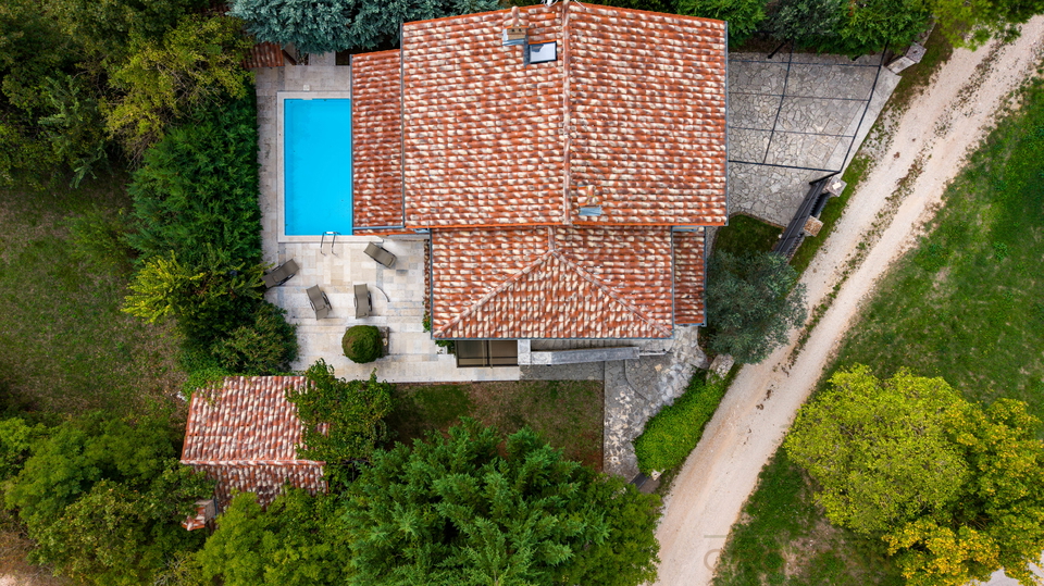 WUNDERSCH&Ouml;NES ISTRISCHES HAUS MIT POOL MIT SEHR VIEL PRIVATSH&Auml;RE UND RUHE