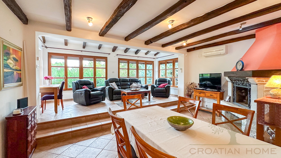 WUNDERSCH&Ouml;NES ISTRISCHES HAUS MIT POOL MIT SEHR VIEL PRIVATSH&Auml;RE UND RUHE