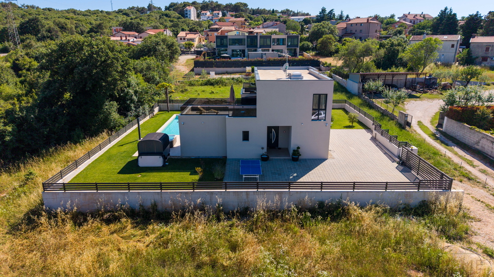 MODERNE NEUE VILLA MIT BEHEIZTEM POOL&comma; SAUNA UND JACUZZI - KOMPLETT EINGERICHTET
