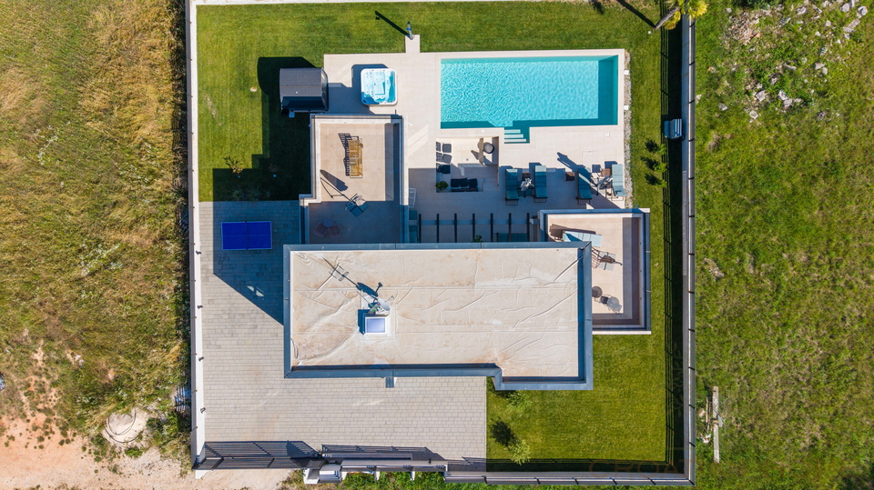 MODERNE NEUE VILLA MIT BEHEIZTEM POOL&comma; SAUNA UND JACUZZI - KOMPLETT EINGERICHTET